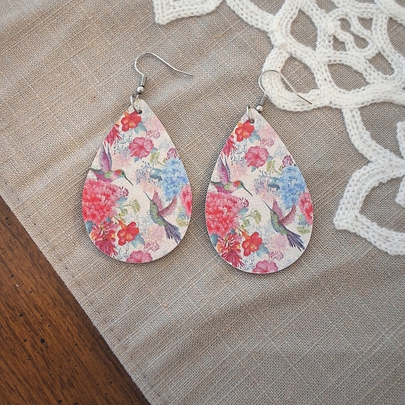 💥SALE💥NEW Humming Bird Floral Dangle Earrings - Picture 4 of 4